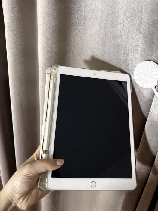 IPad 8, 32gb с ручкой.