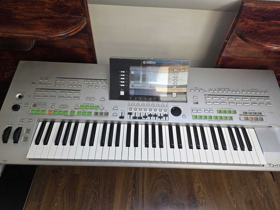 Vând  clapa Yamaha Tyros 3 –