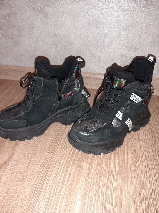 Продаю женские ботинки