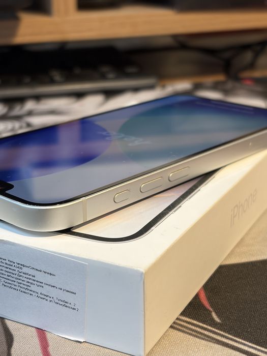 iPhone 16e 128 white