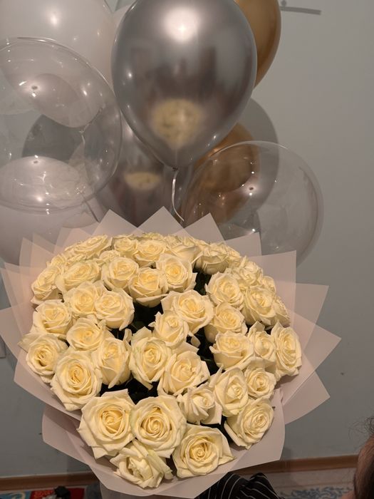 Балғын 51 розалық гүлмен Әдемі үрленген шарик