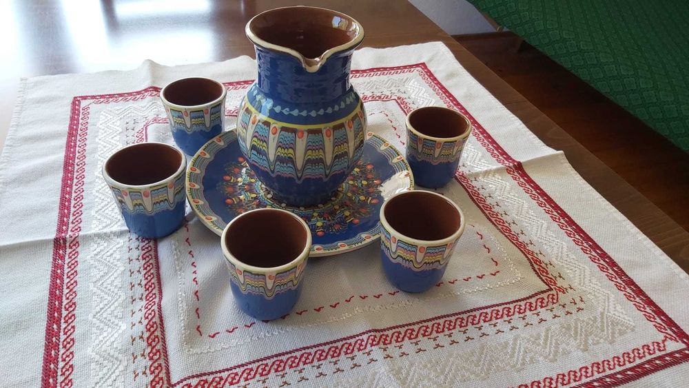 Ръчно бродирана покривка и керамичен сервиз