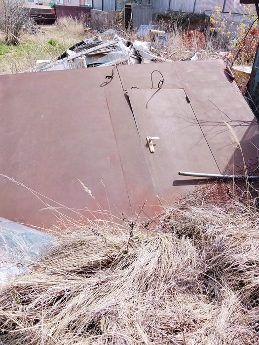 Срочно продам железную дверь