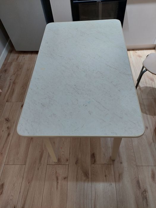 Стол с размером 120 и 80.