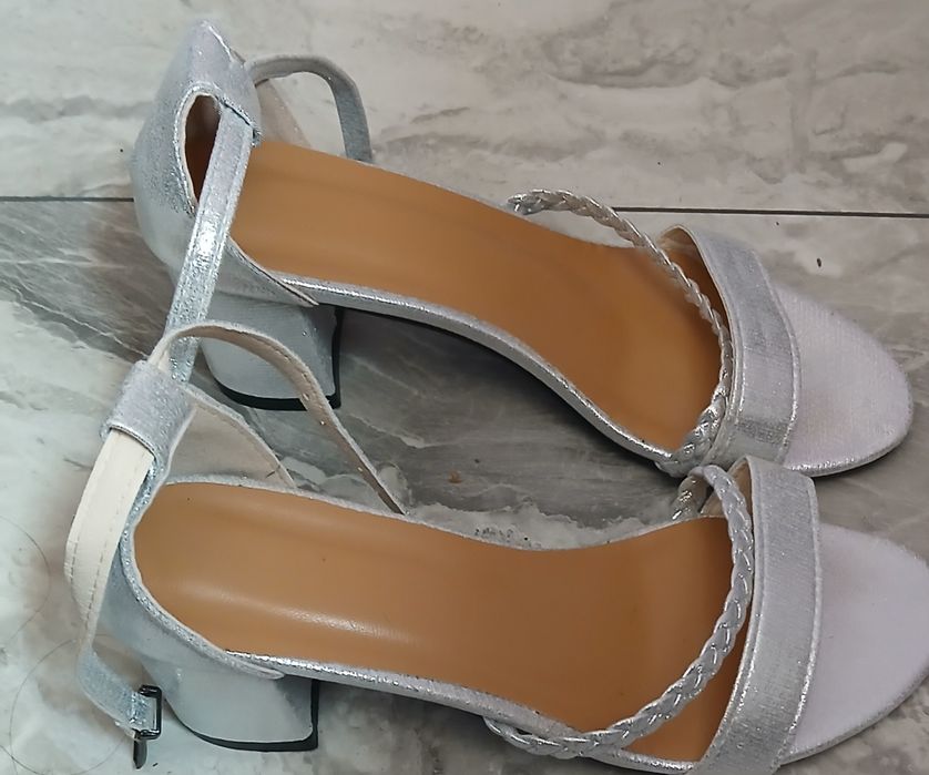 Sandale noi de  ocazie