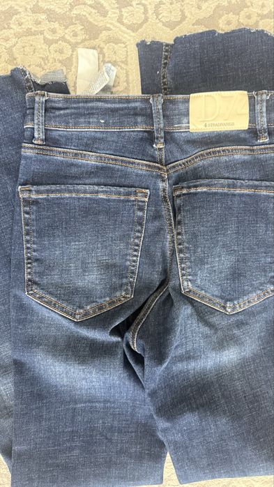 Джинсы Zara, Stradivarius