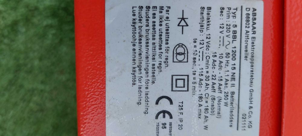 Зарядно със стартерна функция 12 v 22 amp