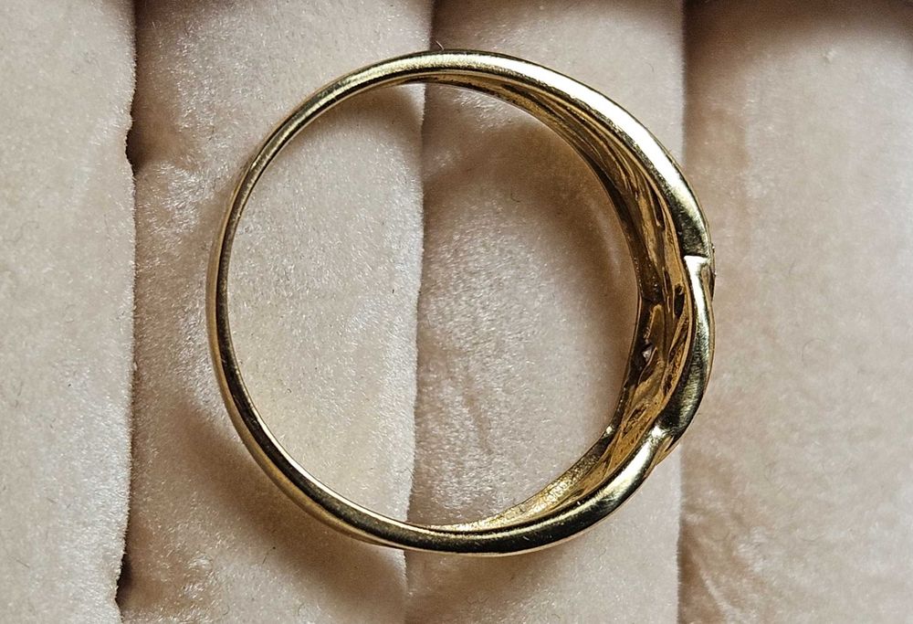 Золотое кольцо с бриллиантами.  17р. Проба 9к