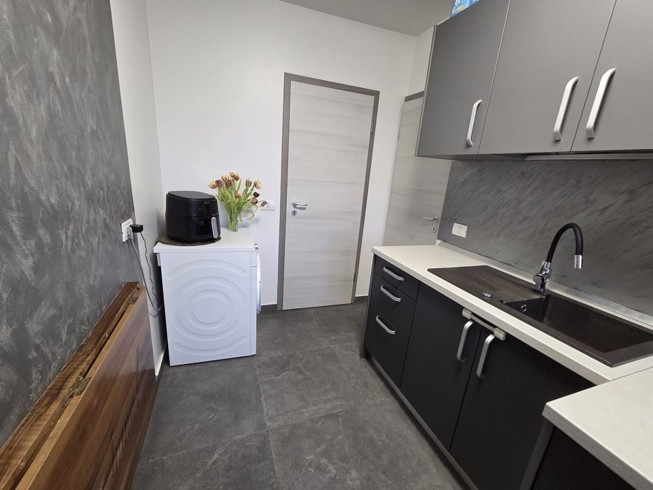 Vand apartament ,garsoniera ,baie ,hol,camera,balcon spatiu