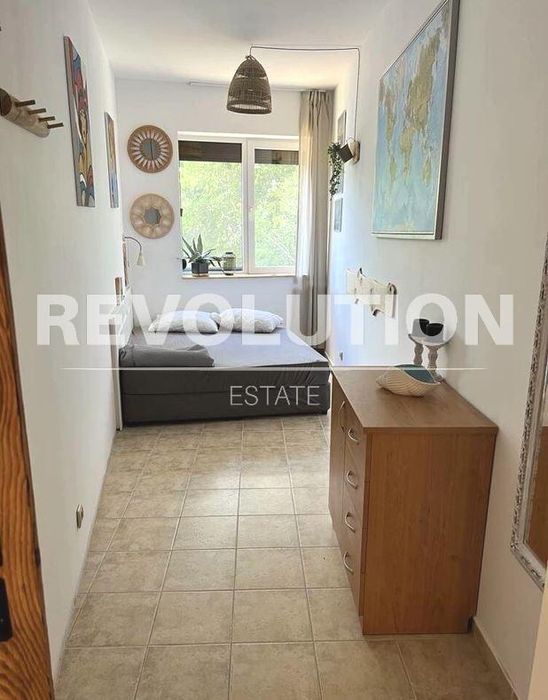 Тристаен апартамент в района на Златни пясъци!