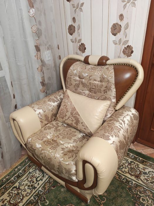 Продается диван три два один