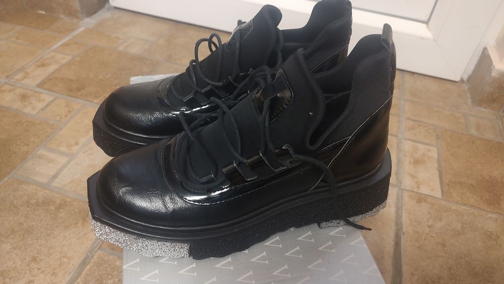 Vând ghete 36 impecabile