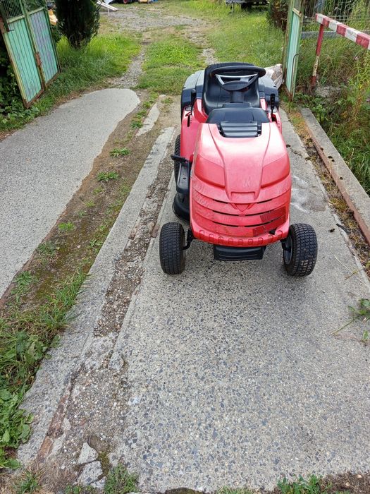 Tractoras tuns iarba