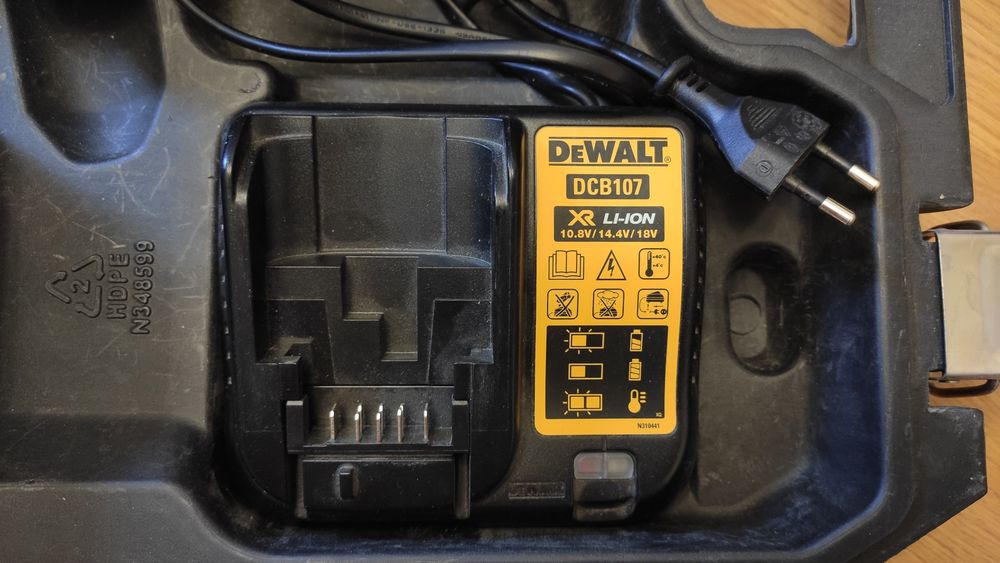 Дрель-шуруповерт DeWalt DCD771