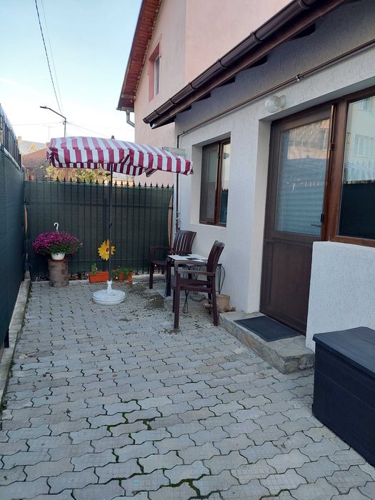 Inchiriez casa mica, 2 camere,  Micro 5, laga Liceul Carabella.