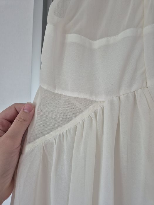 Бяла къса рокля с акцент