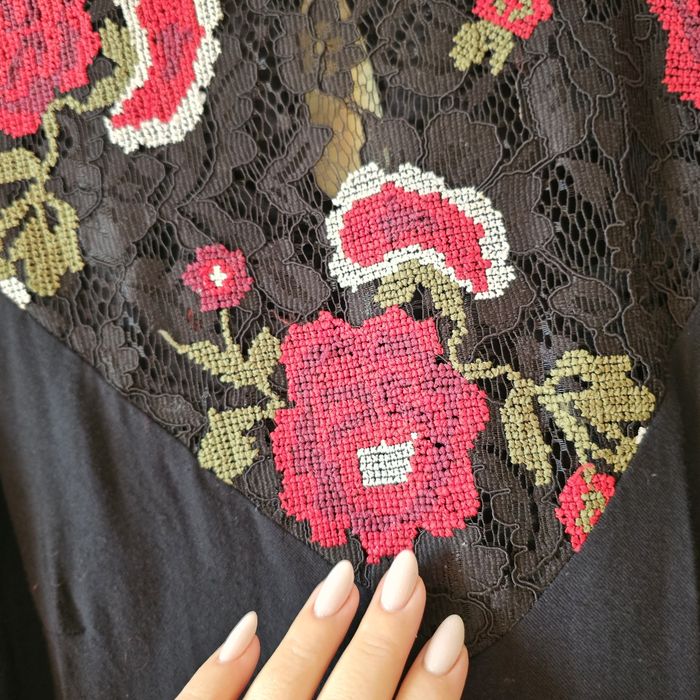 Bluză neagră cu broderie florală și mâneci bufante