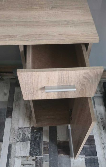 2 ученичешки бюра в отлично състояние. Размери Ш 100, В 70, Д60.