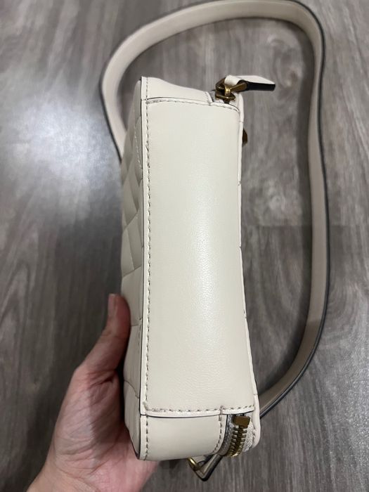 Дамска чанта на Guess