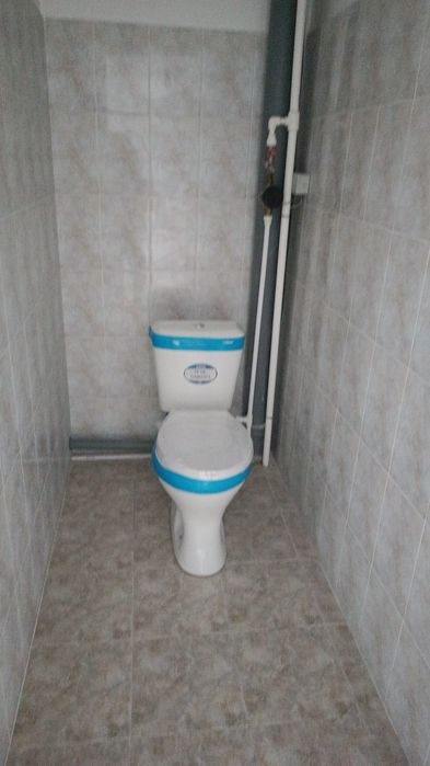 Клеим обой молдинги и шпаклёвка