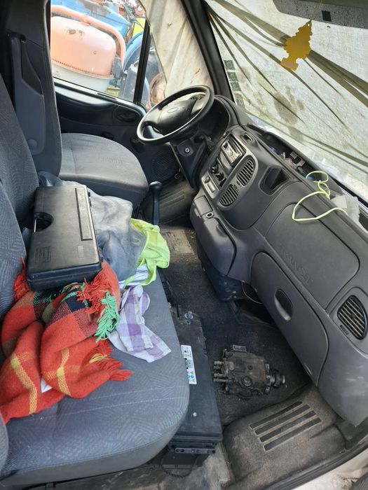 Autoutilitara Ford si Mecedes