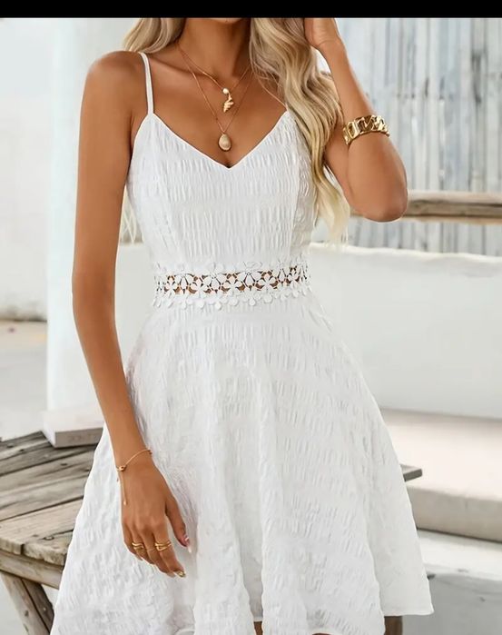 Бяла дантелена рокля