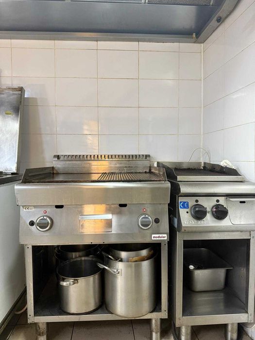 Vand bucatarie profesionala completa, 30 de echipamente plus mobilier de lux restaurant - 17000 Euro