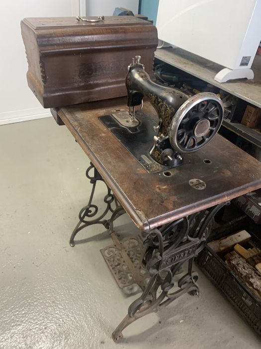 Masina de cusut veche, marca Singer