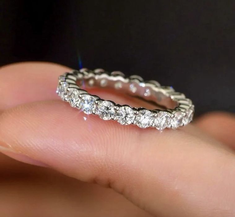 Кольцо с муассанитами. 8 размер. Новое.