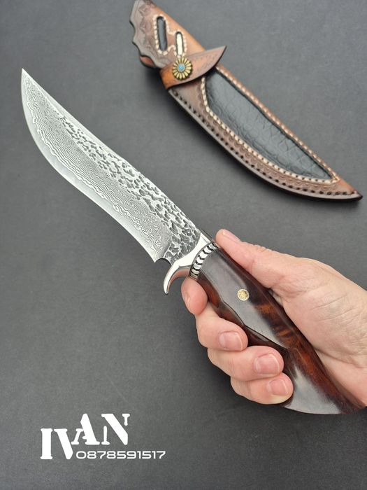 Японски ловен нож от дамаска стомана с  VG10 сърцевина и кожена кания