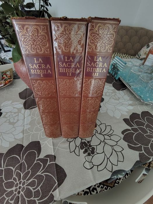 La Sacra Bibbia – set 3 volume în limba italiană ediție din 1959 + suport din lemn
