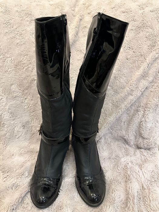 Cizme lungi nr 37, negre de piele cu ornamente de piele lacuita neagra