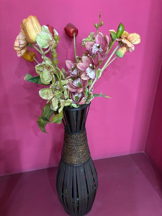 Композиция из исксственных цветов