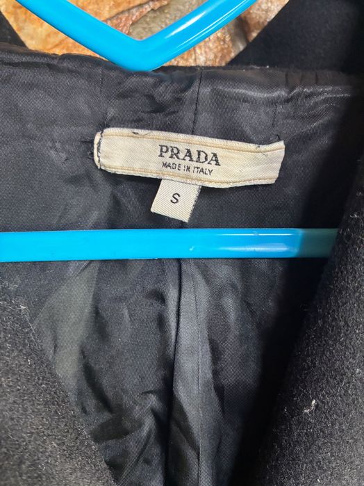 Палто на Prada, черно с вълна