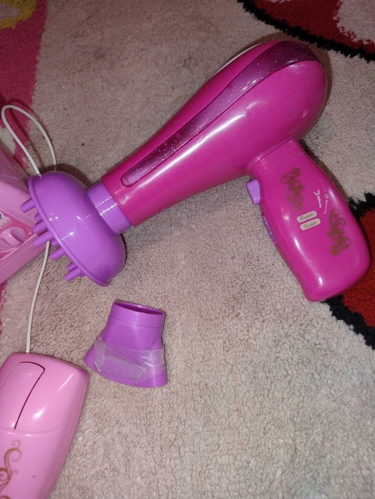 Докторски куфар с аксесоари, сешоар със звук,шевна машина шие работещи