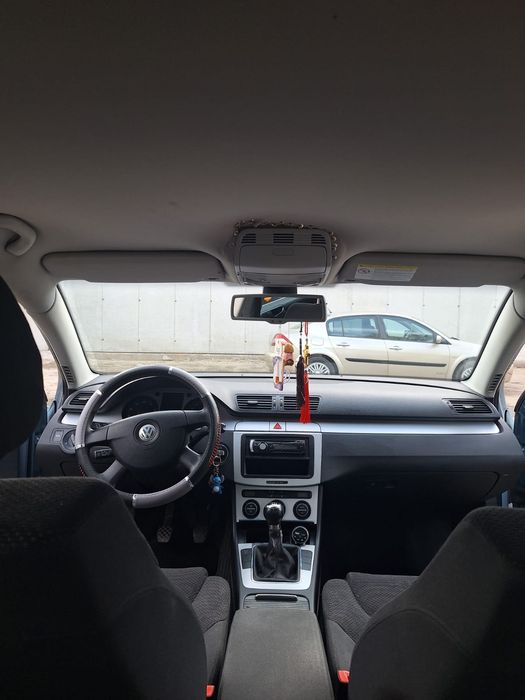 Vând Volkswagen Passat B6