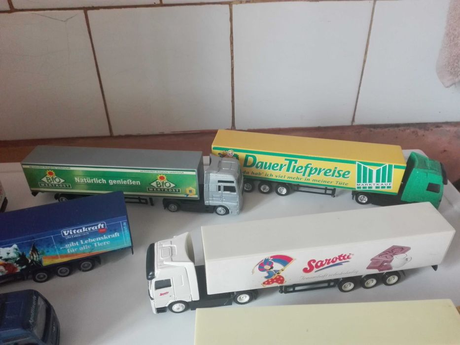 Рекламни камиончета , автомат и метални колички.