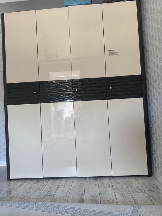 Шкаф и комоды с тумбочками