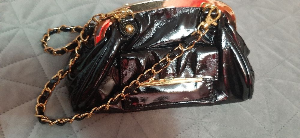 Geanta lacuita neagra eleganta 60 lei