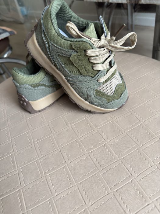 Продается детские кроссовки