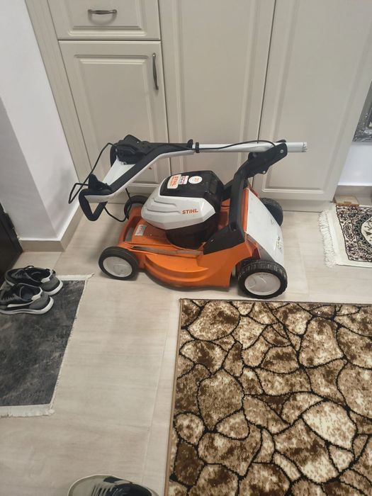 Masina de tuns iarba still