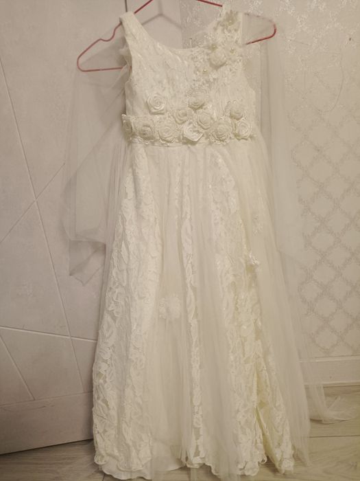 Продаю платье, костюмы