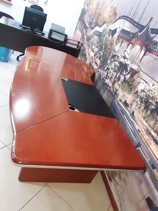 Продам стол  для руководителя , универсальный