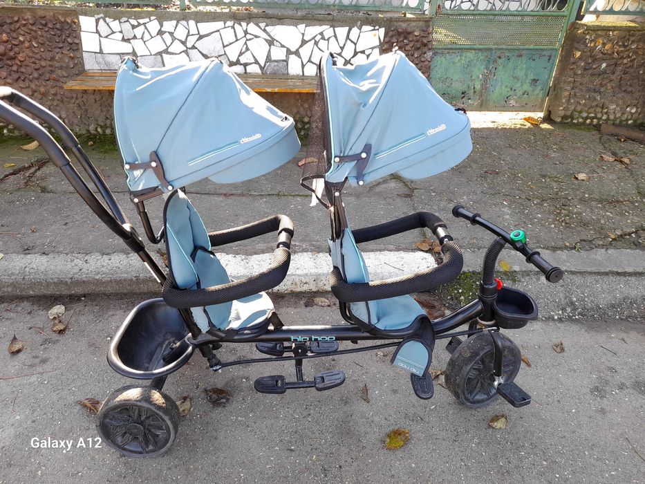 Триколка за близнаци