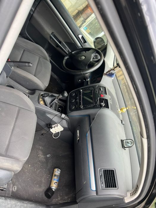Vând Golf V 2 0 diesel