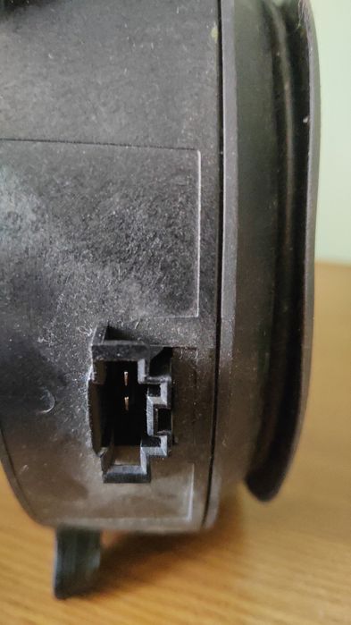 Vând boxa pentru Mercedes c200 w203