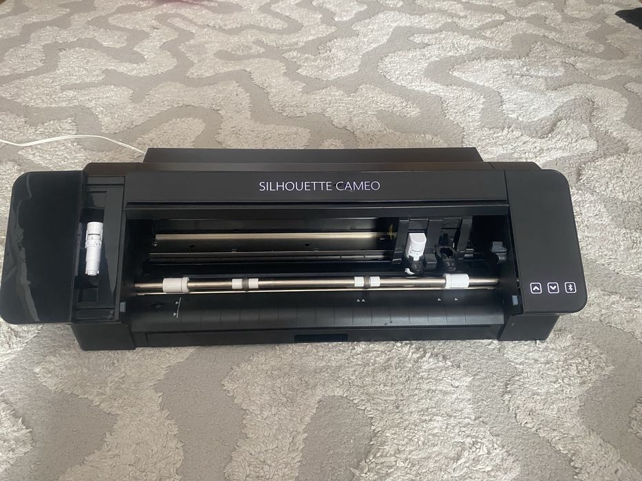 Silhouette Cameo 4 – Plotter de tăiere pentru stickere, autocolante și proiecte creative
