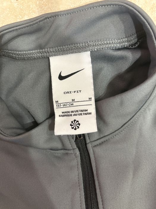 Сив спортен комплект на nike за деца. Размер 137-147