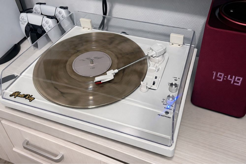 Виниловый проигрыватель новый