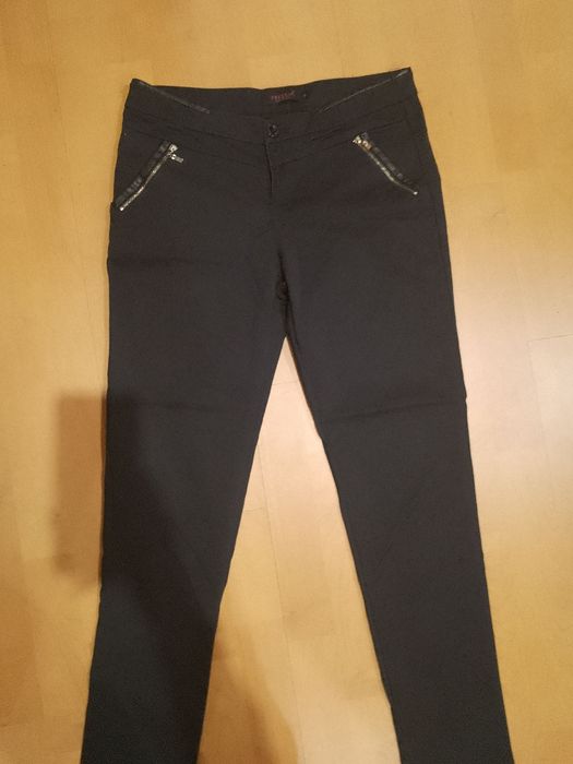 Дамски черен панталон.